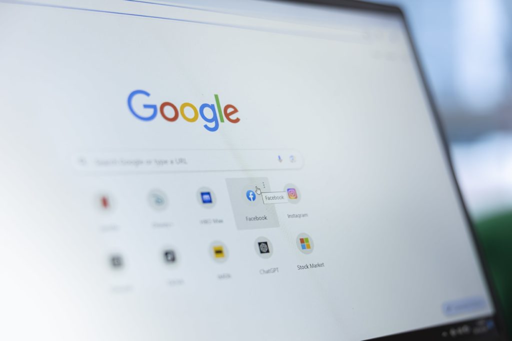 Стартовая страница поиска Google на экране монитора